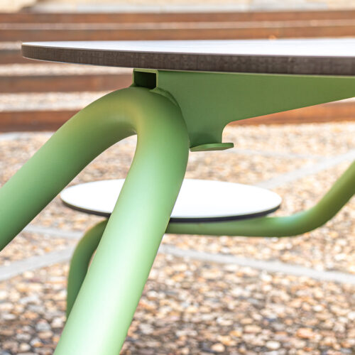 Picknicktafel Gauss 6 Verkrijgbaar in zowel 4-zits als 6-zits modellen, past de Gauss picknicktafel perfect in kleine en grote ruimtes, van tuinen tot parken.